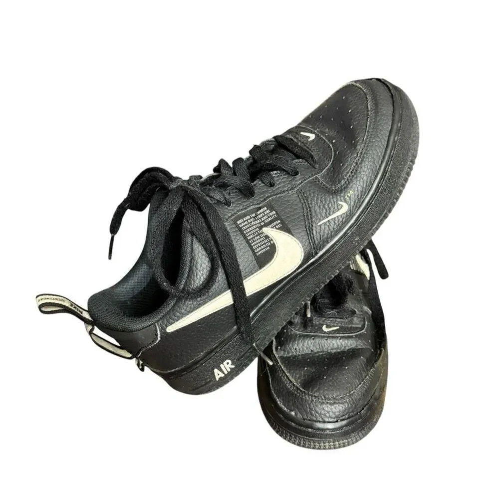 Nike Kid’s 6Y Black Standard Sneakers